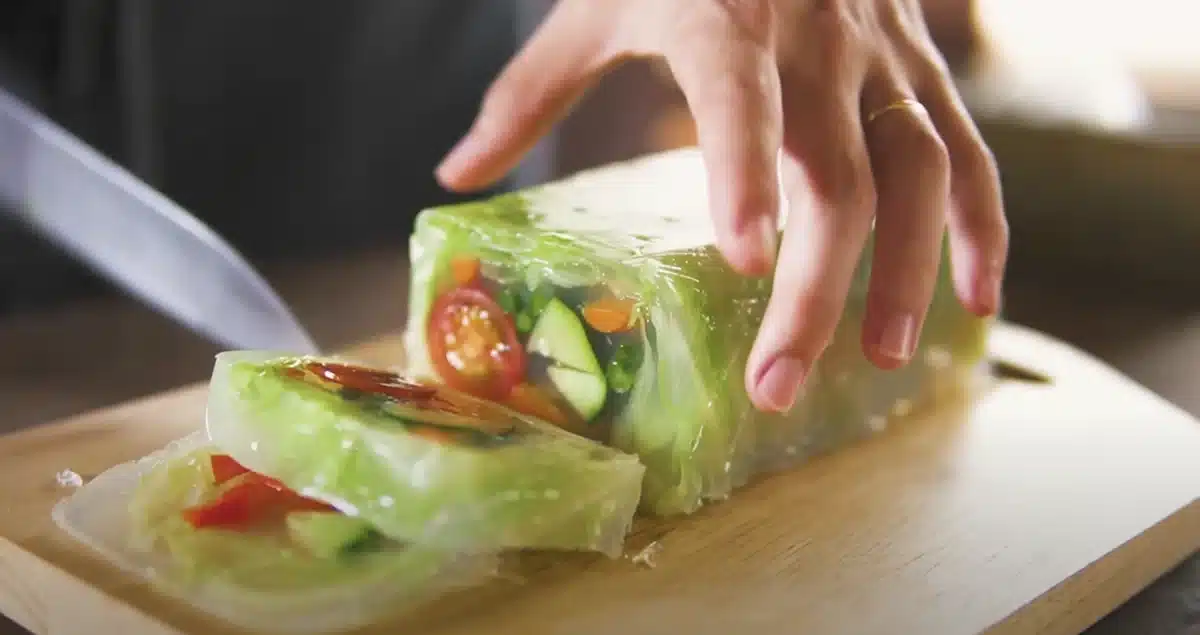 寒天で作る野菜のゼリー寄せのレシピ 完成した野菜ゼリーを包丁で切る