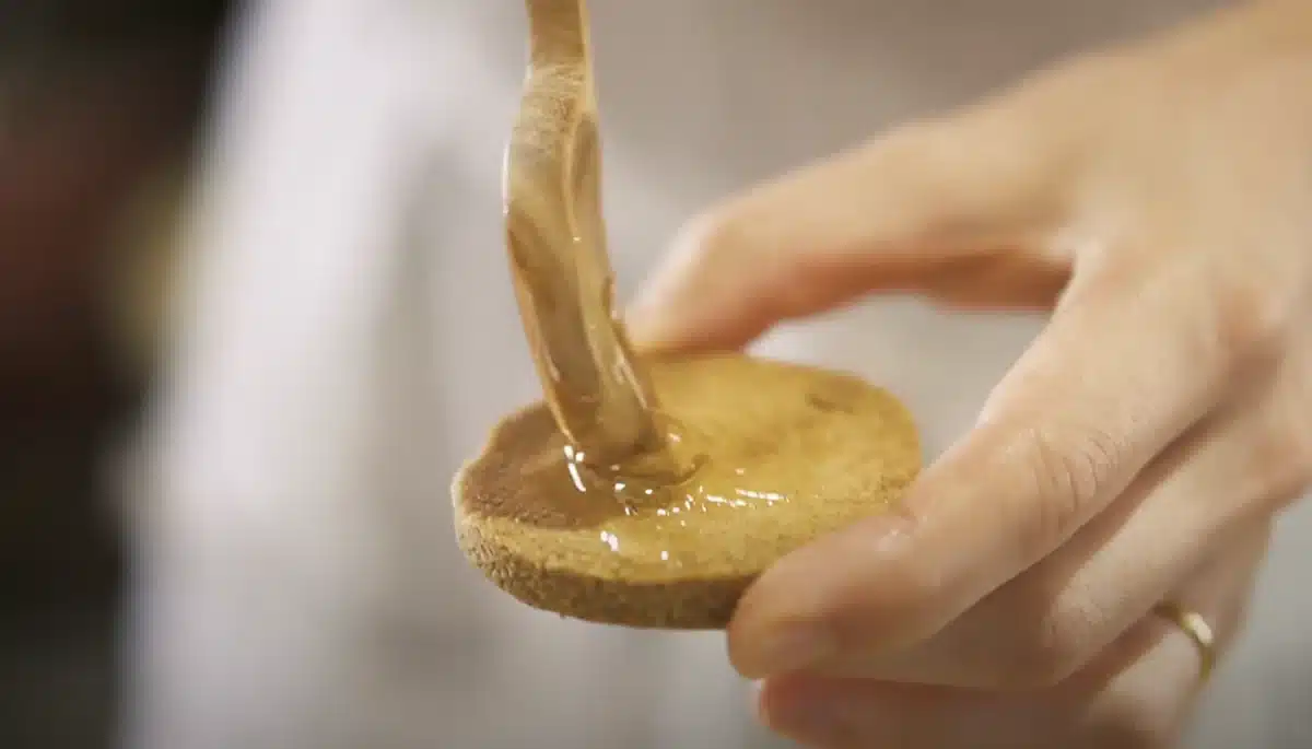 完全無欠バターサンドの作り方 焼きあがった生地に、はちみつを塗る