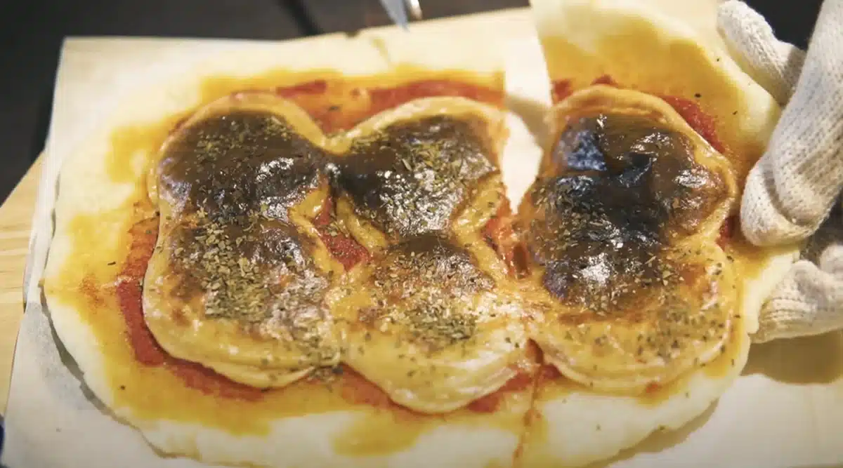 お餅で作るヴィーガンチーズピザのレシピ お好みでバジルをかけて焼いたら完成