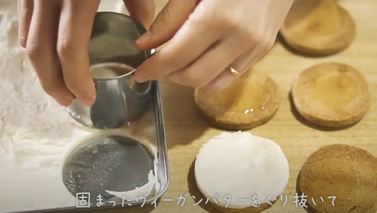 完全無欠バターサンドの作り方 蜂蜜を塗ったクッキーでくり抜く