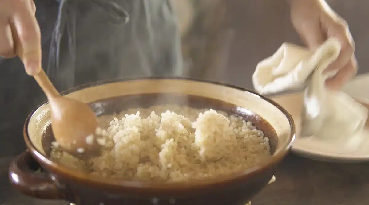 お腹をあっためるルーカレーほっこり風味 玄米ご飯をまぜている