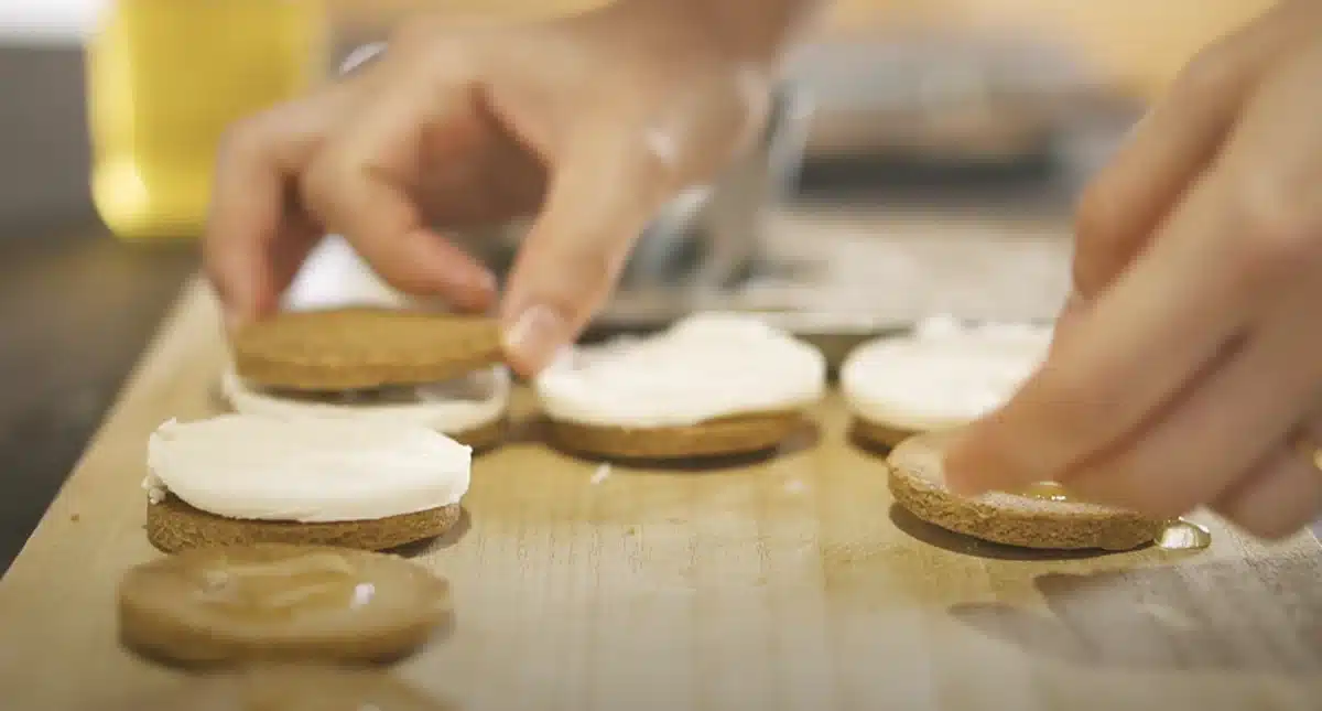 完全無欠バターサンドの作り方 バターを焼きあがった生地でサンドする