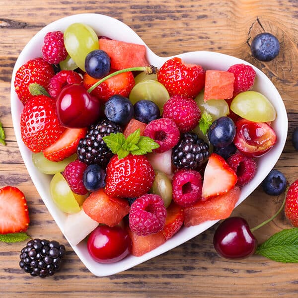 ハートのお皿に乗ったフルーツ（ぶどうやいちご、ラズベリーなど）